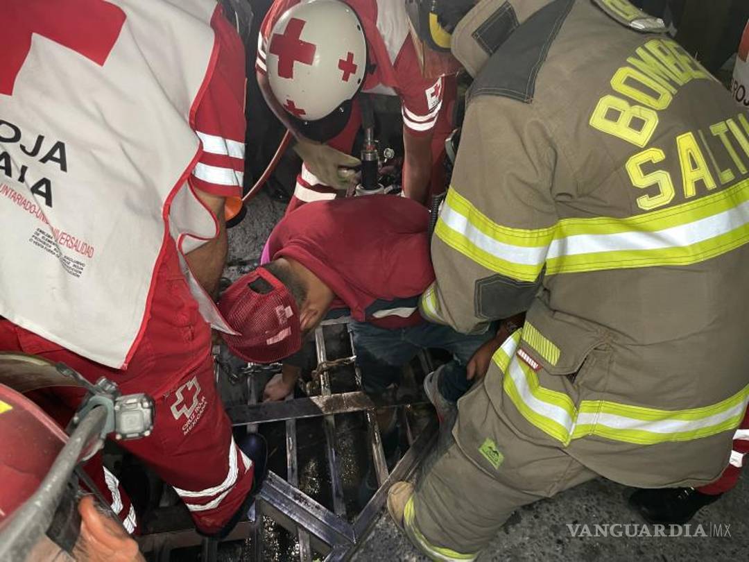 $!Después de una hora y diez minutos de arduo trabajo, los equipos de rescate lograron finalmente liberar a Jorge.