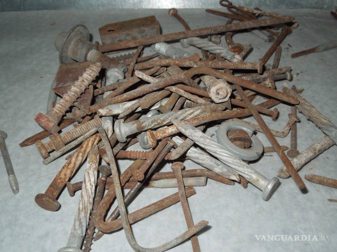 $!A diario, cientos de conductores enfrentan riesgos por metales tirados en caminos y avenidas, muchos de ellos provenientes de vehículos que transportan materiales sin asegurarlos correctamente.