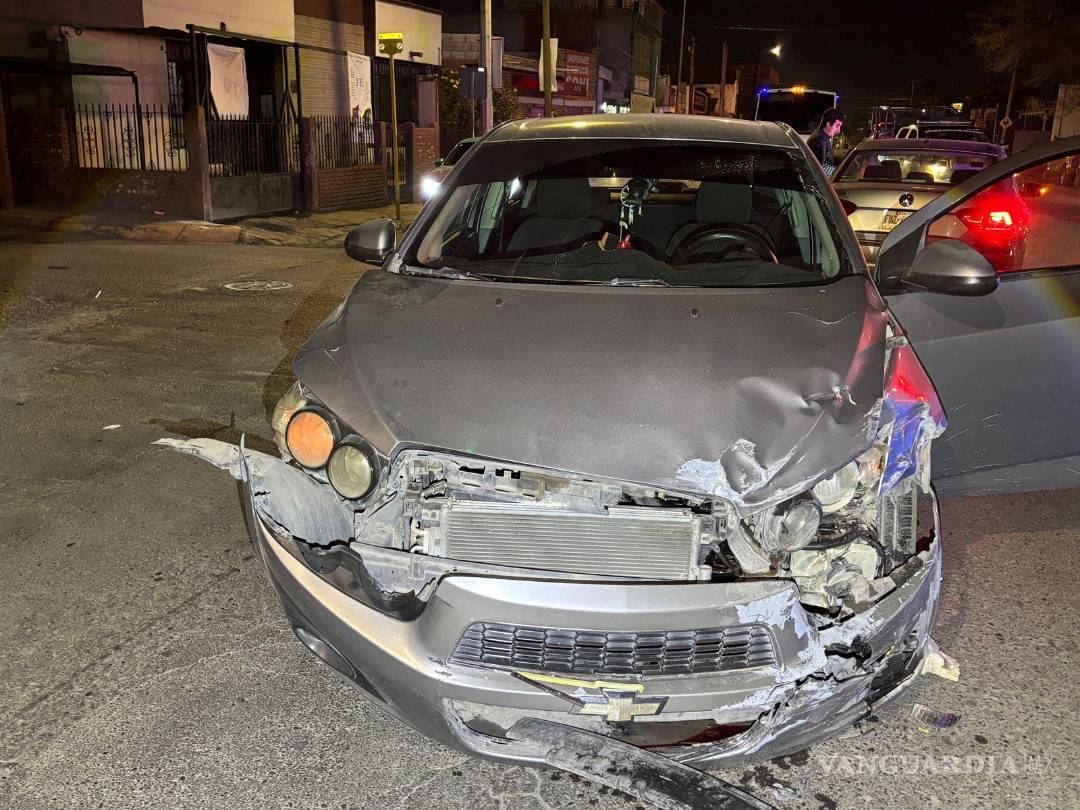 $!El automóvil Chevrolet Sonic quedó con daños tras impactarse en el cruce de Emilio Carranza y Lerdo de Tejada.