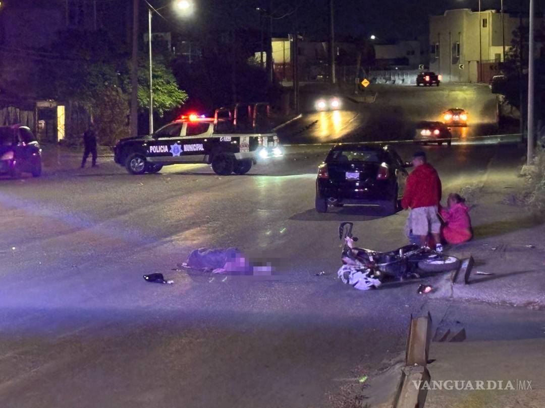 $!La motocicleta Italika en la que viajaban los jóvenes quedó completamente destrozada tras impactarse contra el costado izquierdo de un vehículo Nissan Sentra.