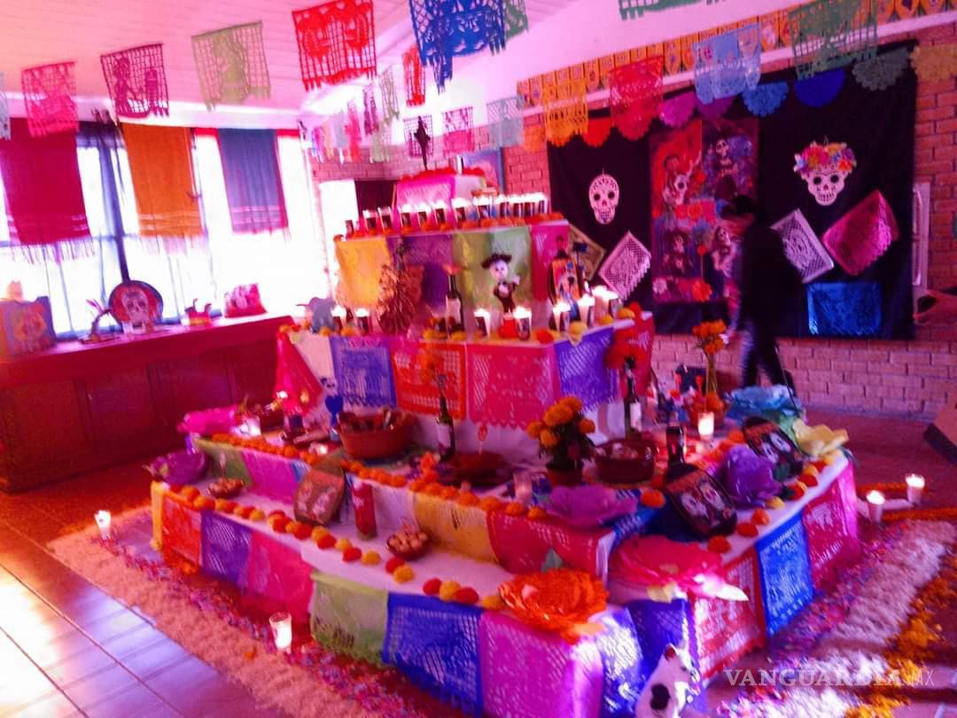 $!¿Ya viste estos altares en Saltillo? Dedicados a familiares, Walt Disney, Juan Gabriel, Cri-Cri y más (Fotos)