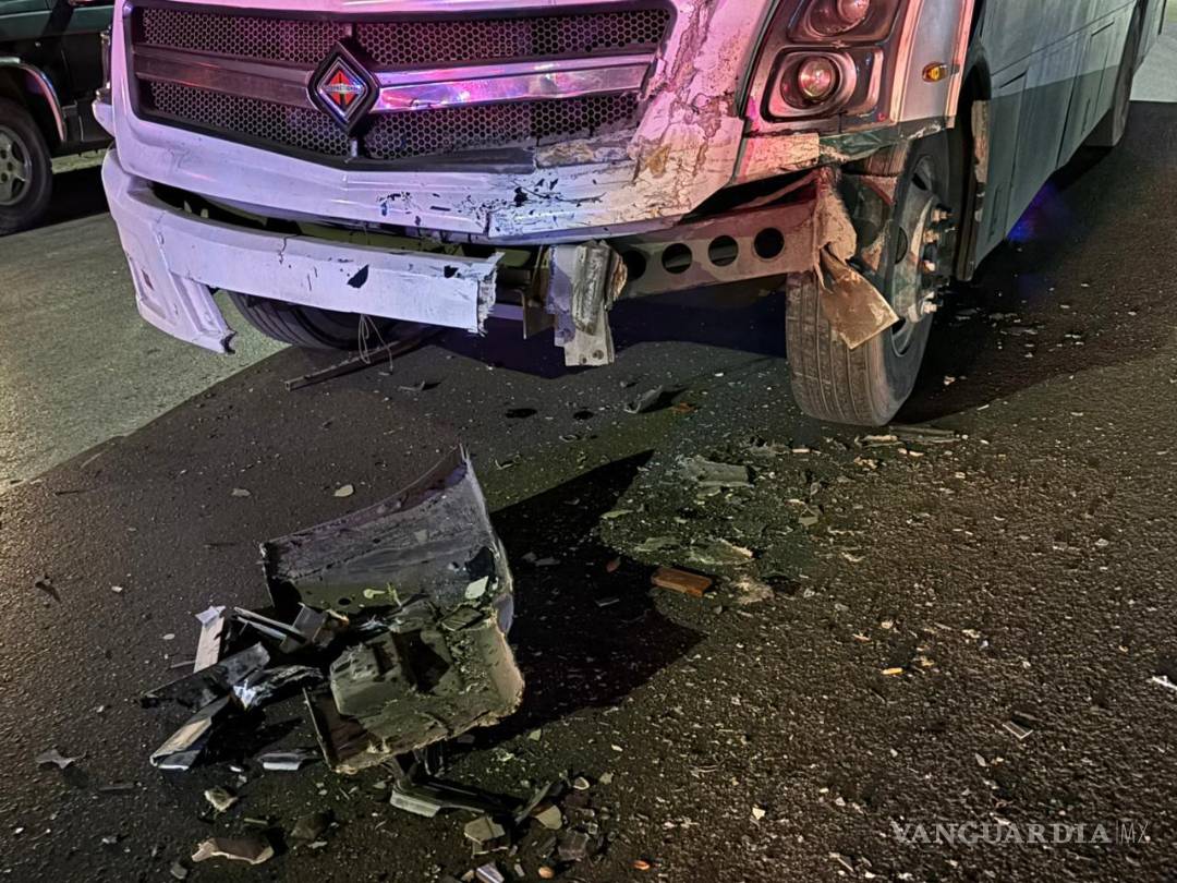 $!El transporte de personal sufrió daños significativos en su estructura frontal tras el choque.