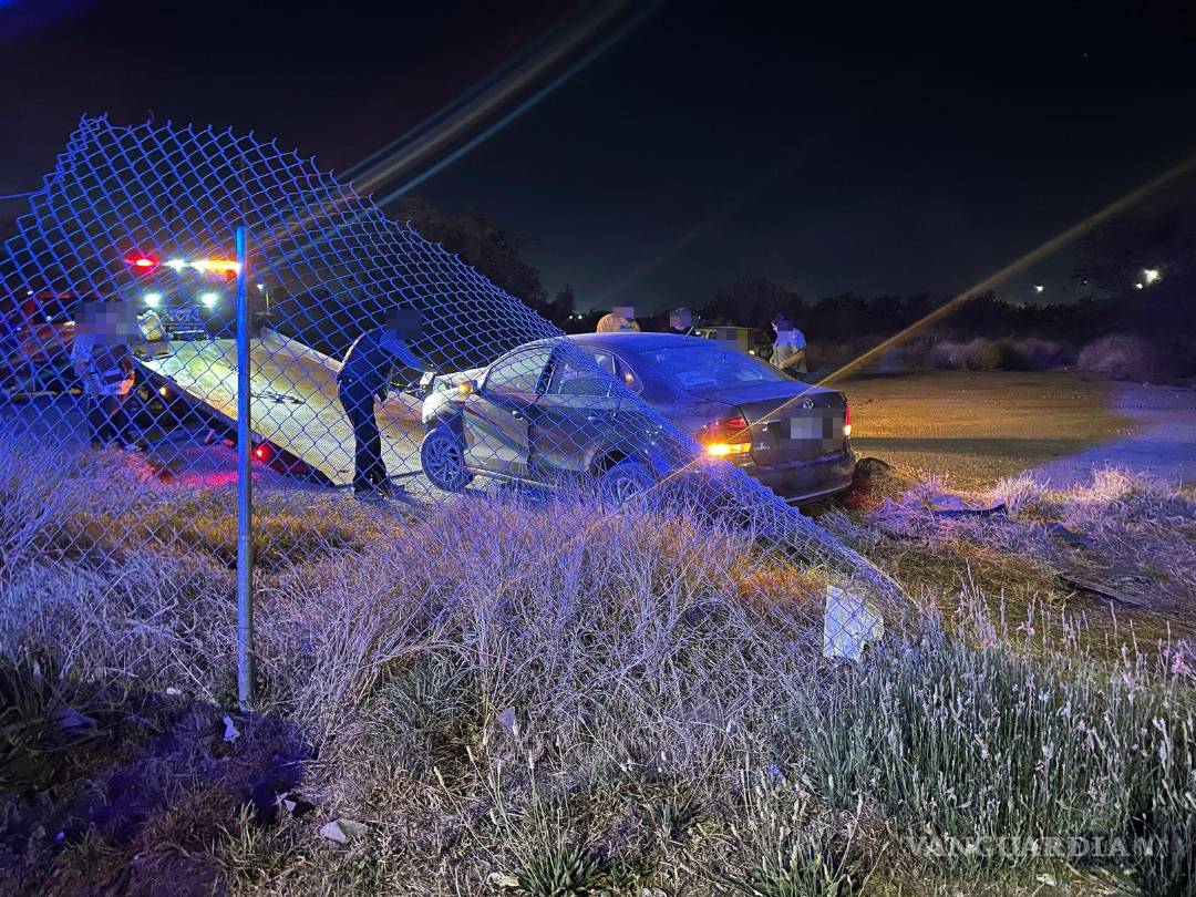 $!La cerca metálica quedó derribada luego de que el vehículo se proyectara hacia el terreno baldío.