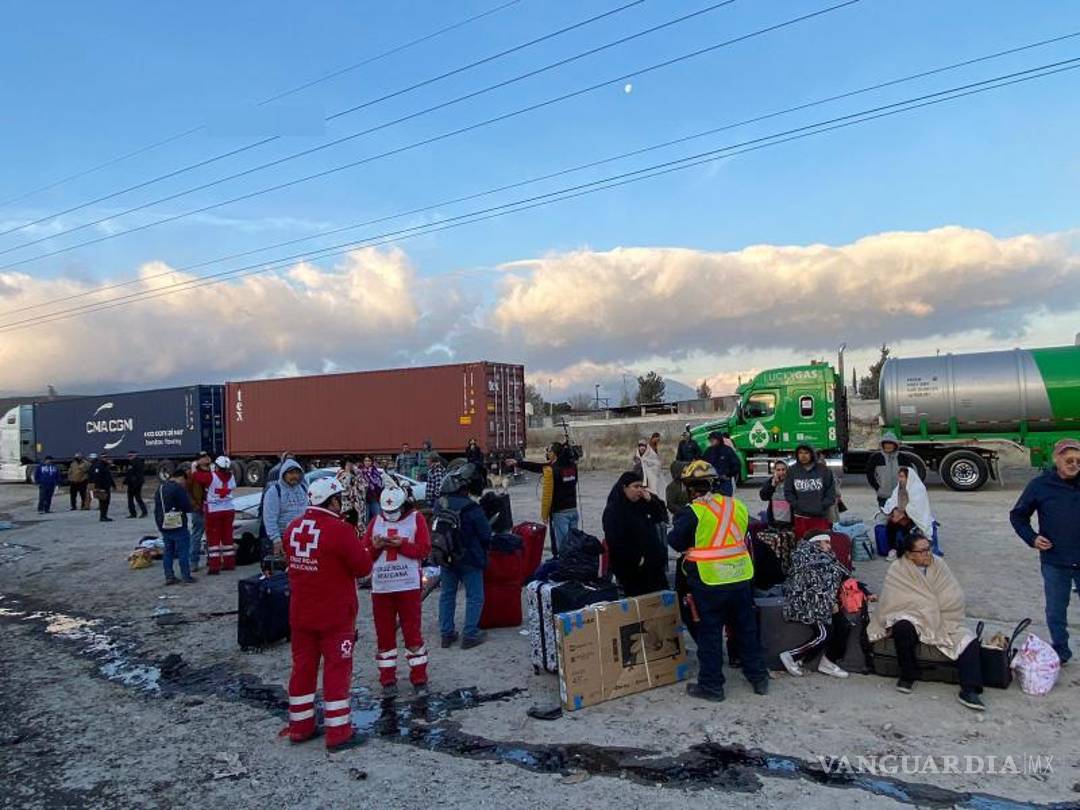 $!El accidente desató una fuerte movilización por elementos de tres ambulancias de la Cruz Roja, así como de elementos de la PCC.