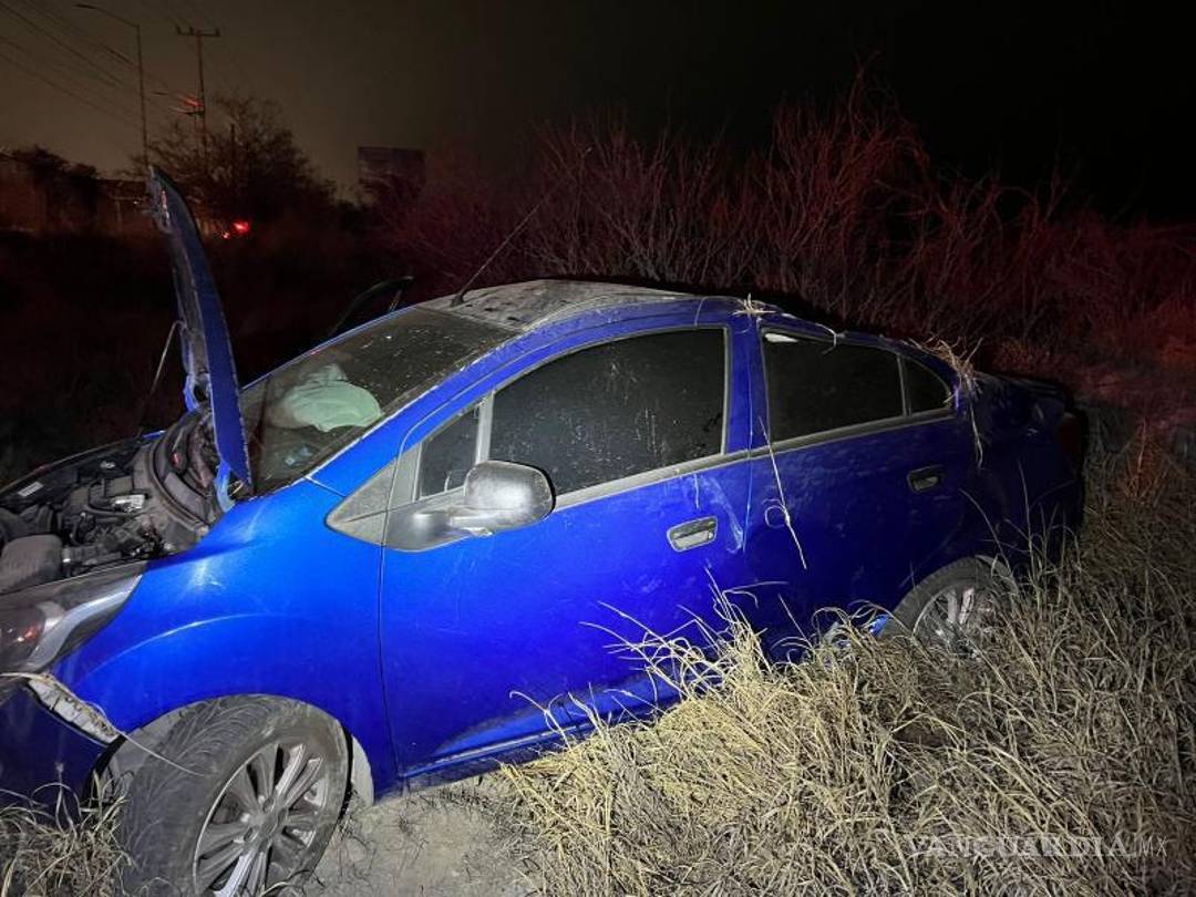 $!A pesar de la magnitud del choque, la pareja que viajaba en el automóvil se negó a ser trasladada a una clínica.