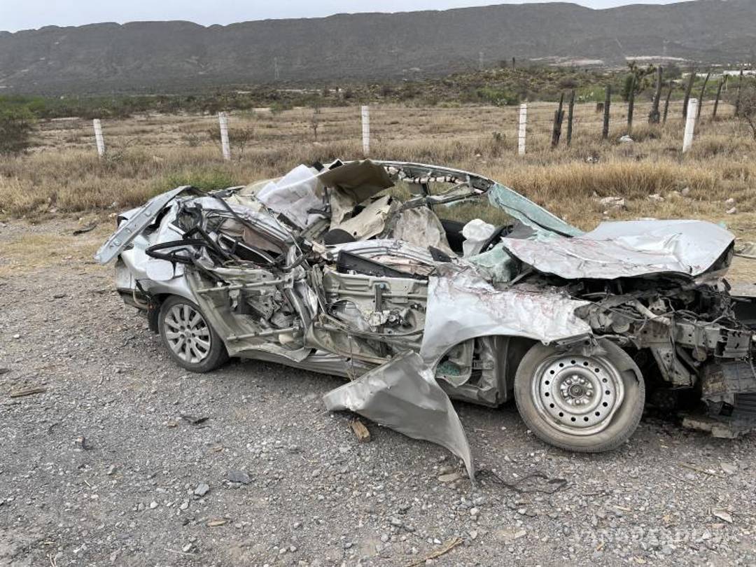$!El auto resultó totalmente afectado y con daños irreparables.
