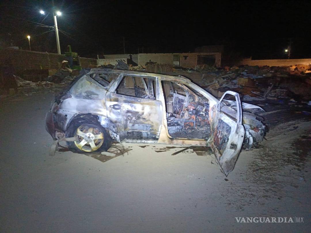 $!Una camioneta quedó prácticamente reducida a cenizas tras el siniestro ocurrido la noche del jueves.