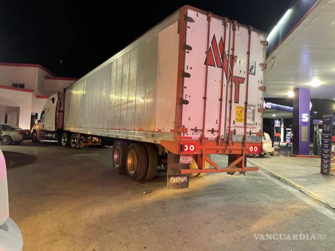 $!El tractocamión se metió a una gasolinera y ahí chocó intencionalmente con una patrulla, causándole daños materiales.