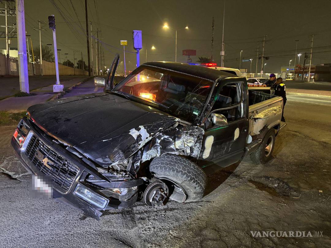 $!La camioneta Chevrolet se pasó un semáforo en rojo y colisionó contra una camioneta Dodge Journey.