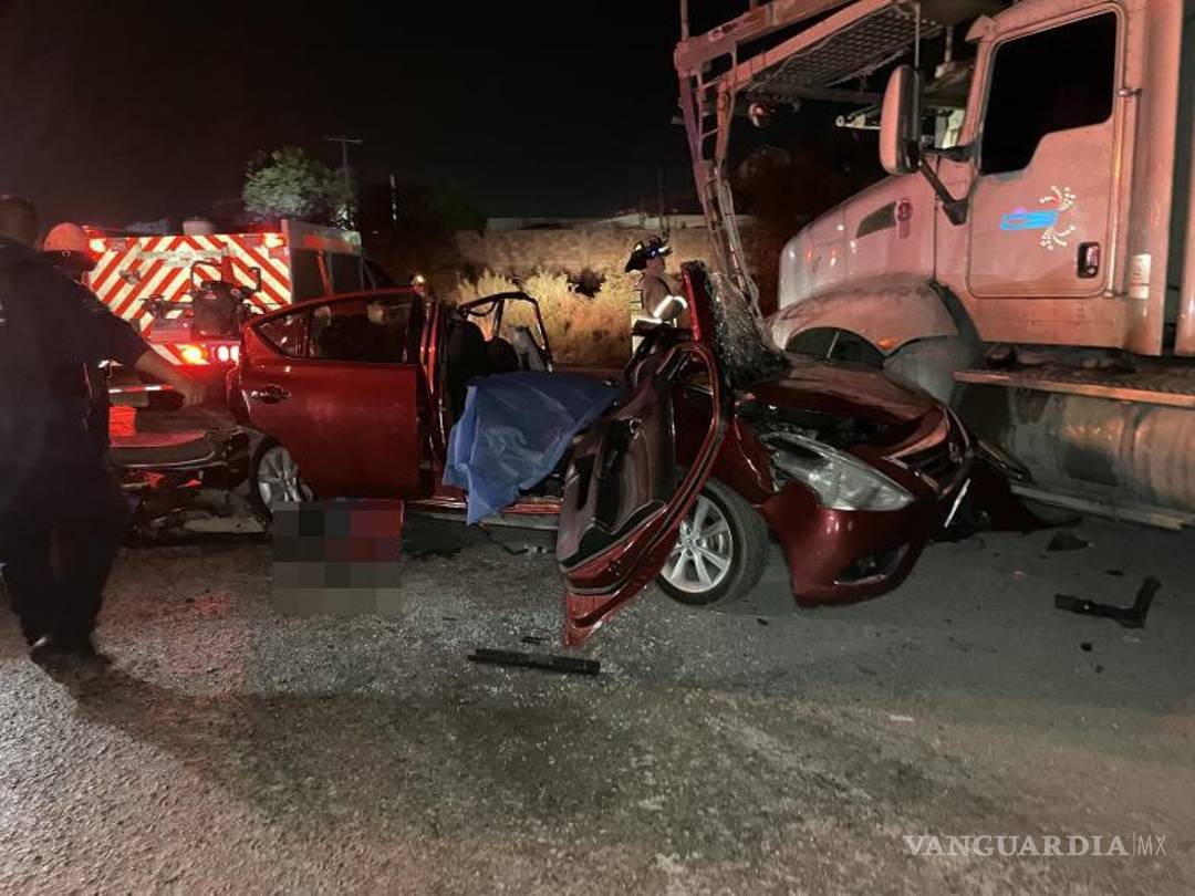 $!El Nissan Sentra quedó destrozado tras impactar de frente contra un camión nodriza estacionado.