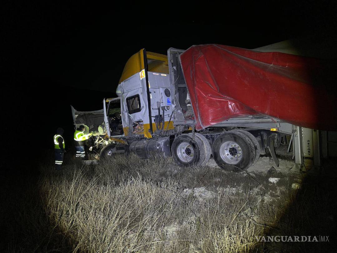 $!La unidad responsable terminó fuera de la carretera, a punto de caer en una zanja.