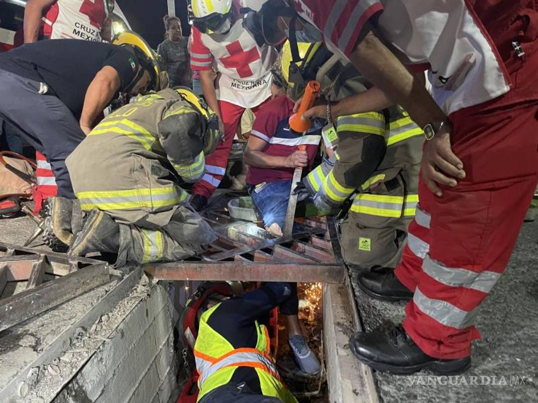 $!Los bomberos utilizaron herramientas especializadas, como quijadas de la vida y pulidores, en su intento por liberar a Jorge de la reja de acero.