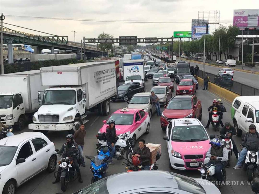 $!Bloquean policías federales inmediaciones del Aeropuerto Internacional de la CDMX