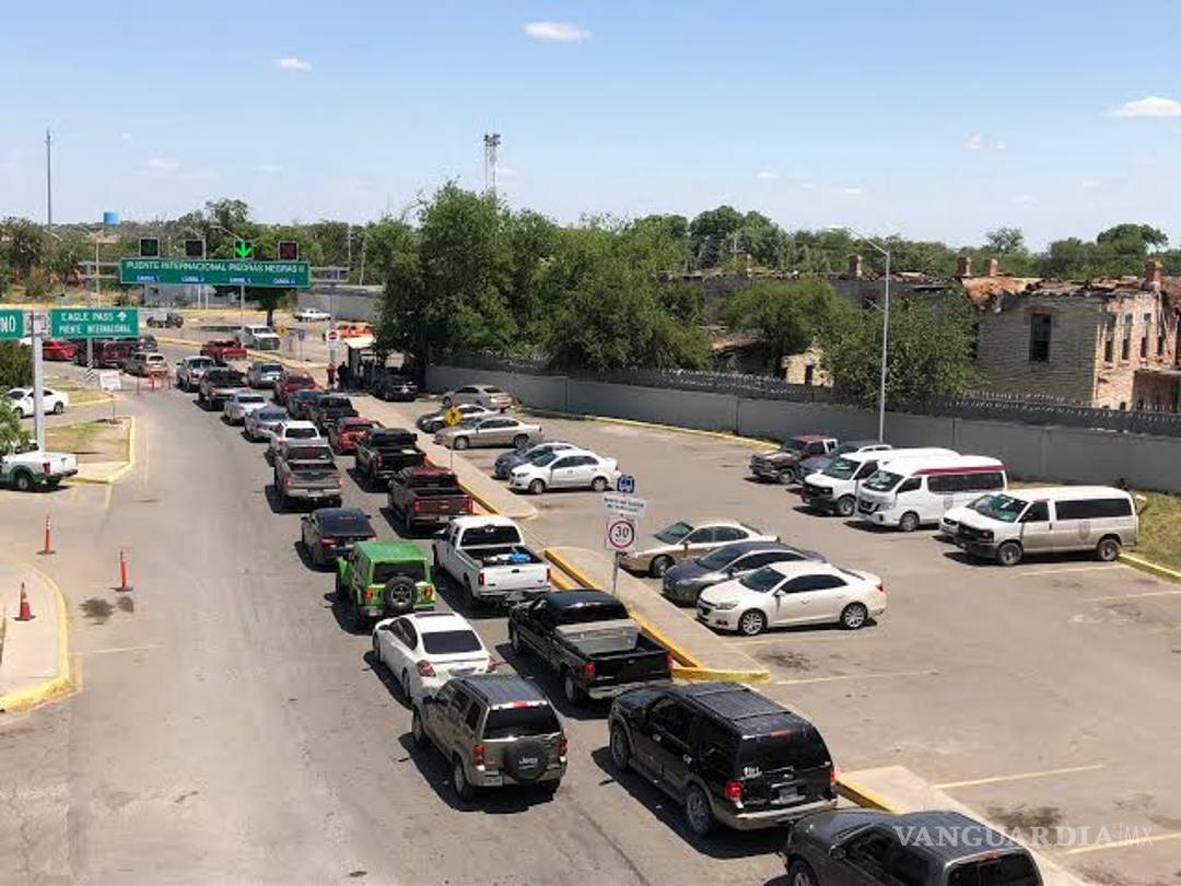 $!Kilométrica fila en puente internacional de Piedras Negras, en día de la madre