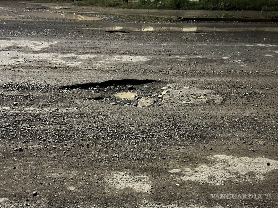 $!El conductor habría perdido el control del Mazda al pasar sobre un bache, lo que provocó el impacto contra la barrera.