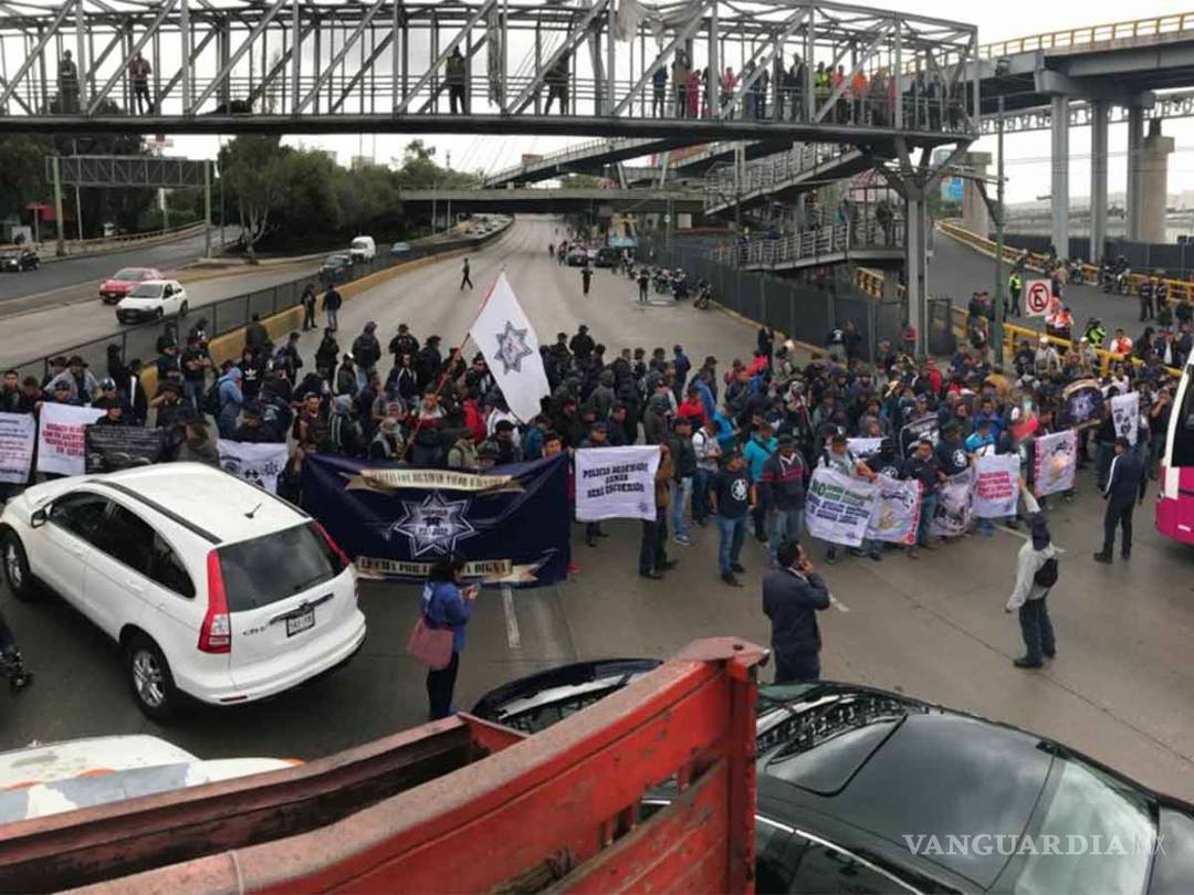 $!Bloquean policías federales inmediaciones del Aeropuerto Internacional de la CDMX