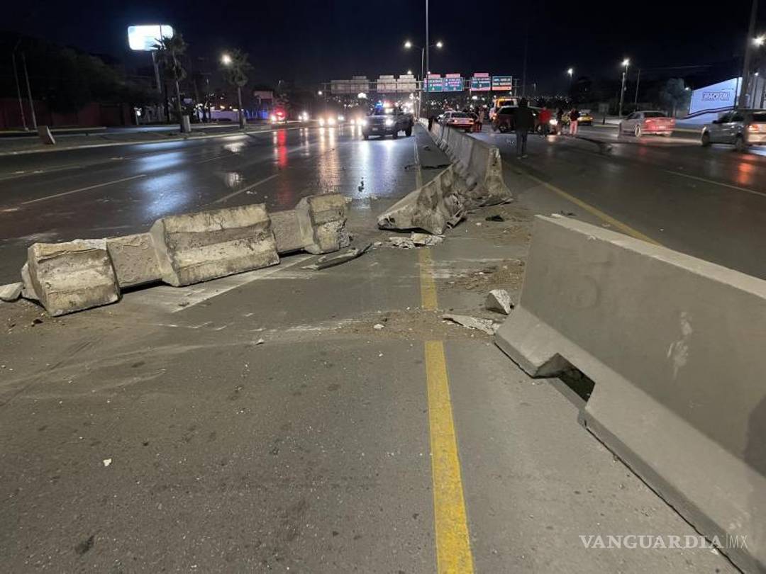 $!Un taxista y una camioneta que circulaban en el carril contrario, también se impactaron contra de los bloques de concreto.
