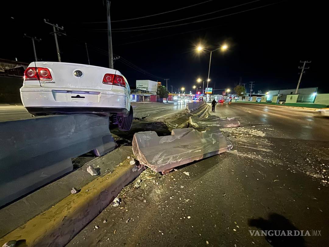 $!Restos de concreto quedaron esparcidos en los carriles contrarios, lo que provocó un segundo accidente al no lograr un conductor esquivarlos.
