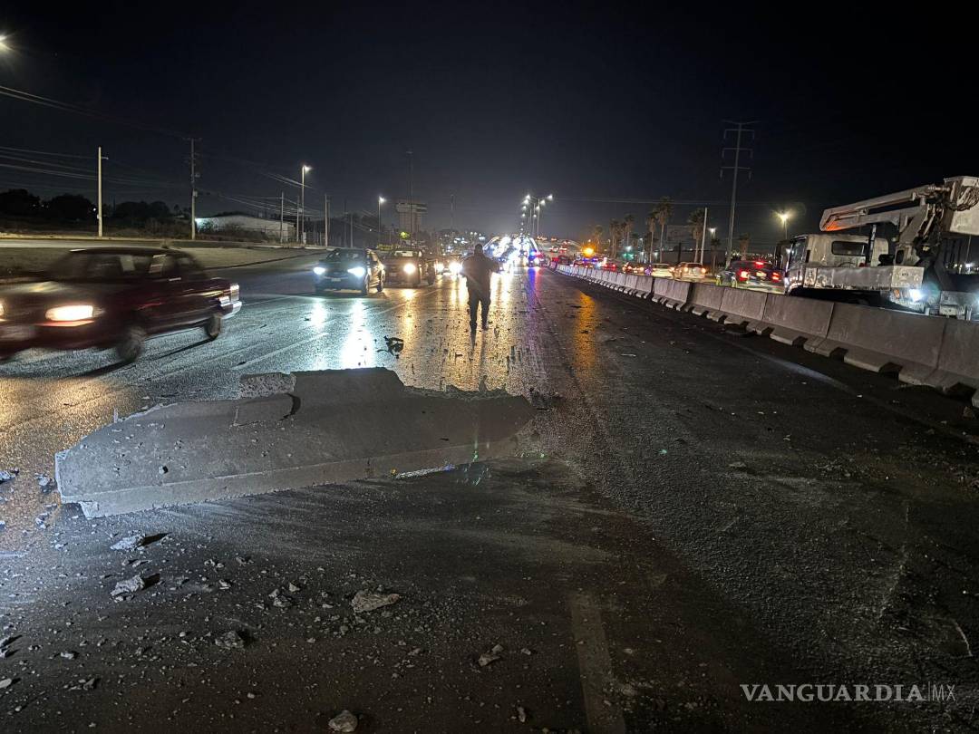 $!La colisión bloqueó los carriles que van hacia el este, provocando al menos dos horas de cierre vial en la zona.