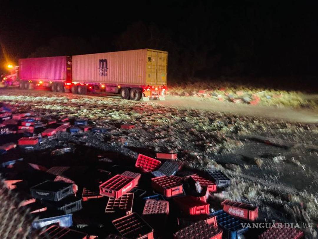$!La carga derramada del tractocamión bloqueó parcialmente ambos sentidos de la carretera, generando tráfico y complicaciones en la circulación.