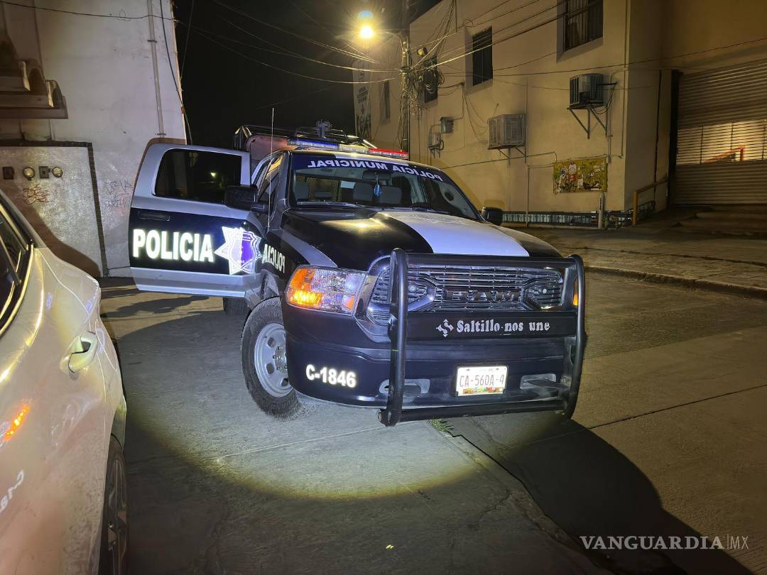 $!La patrulla municipal C-1846 sufrió daños en el costado tras la colisión con el vehículo particular.