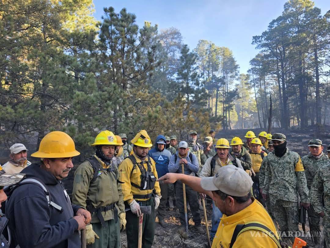 $!Brigadistas de diversas corporaciones estatales y federales se enfrentan desde hace semanas al difícil terreno y las condiciones adversas del norte de Coahuila, donde un incendio ha arrasado con miles de hectáreas de la Sierra Maderas del Carmen.