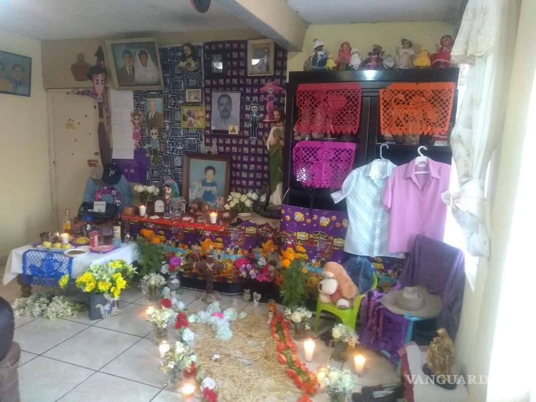 $!¿Ya viste estos altares en Saltillo? Dedicados a familiares, Walt Disney, Juan Gabriel, Cri-Cri y más (Fotos)