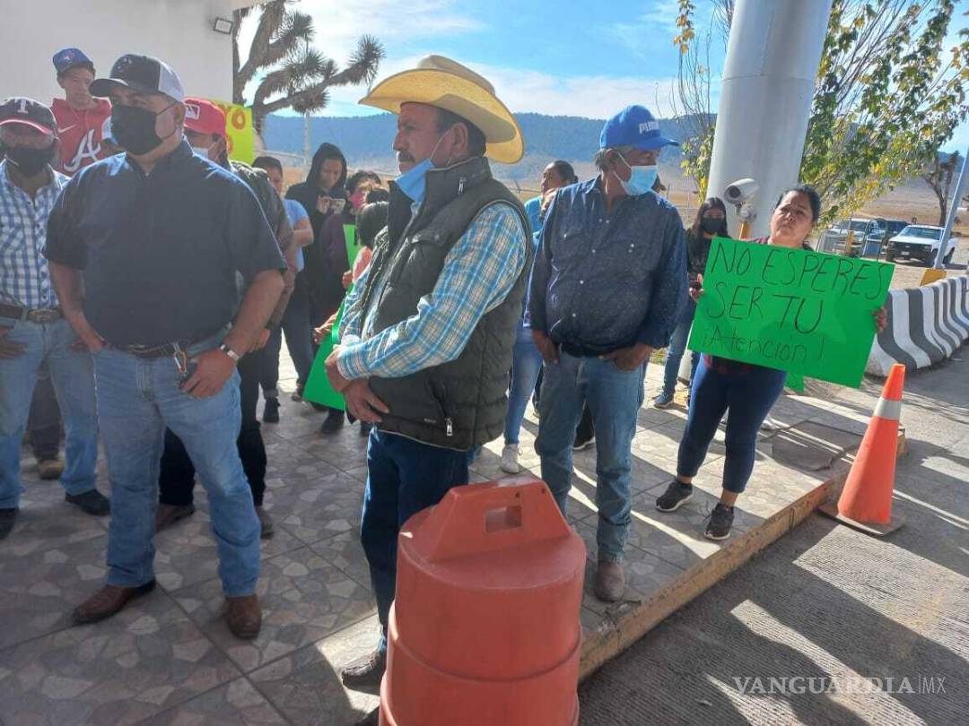 $!Se manifiestan vecinos de Huachichil por accidente fatal en Los Chorros