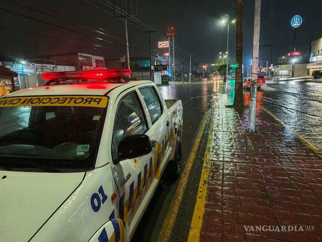 $!Personal de Protección Civil mantiene vigilancia en vialidades de Torreón, donde las lluvias dejaron acumulaciones de agua desde la noche del jueves.