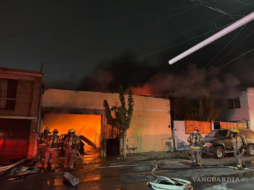 $!Elementos del Cuerpo de Bomberos trabajaron durante varias horas para controlar el incendio en la colonia Omega.