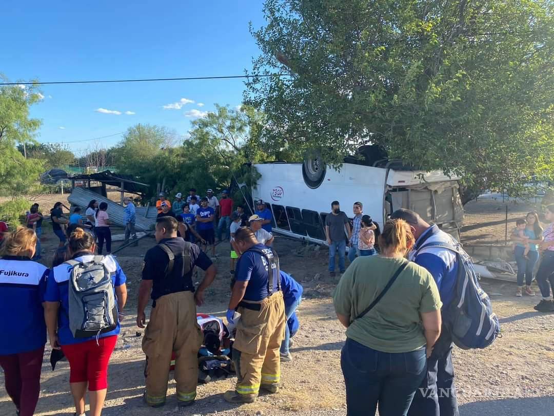 $!Los trabajadores que resultaron heridos posterior al accidente fueron trasladados a la clínica número 92 del IMSS en ciudad Acuña.