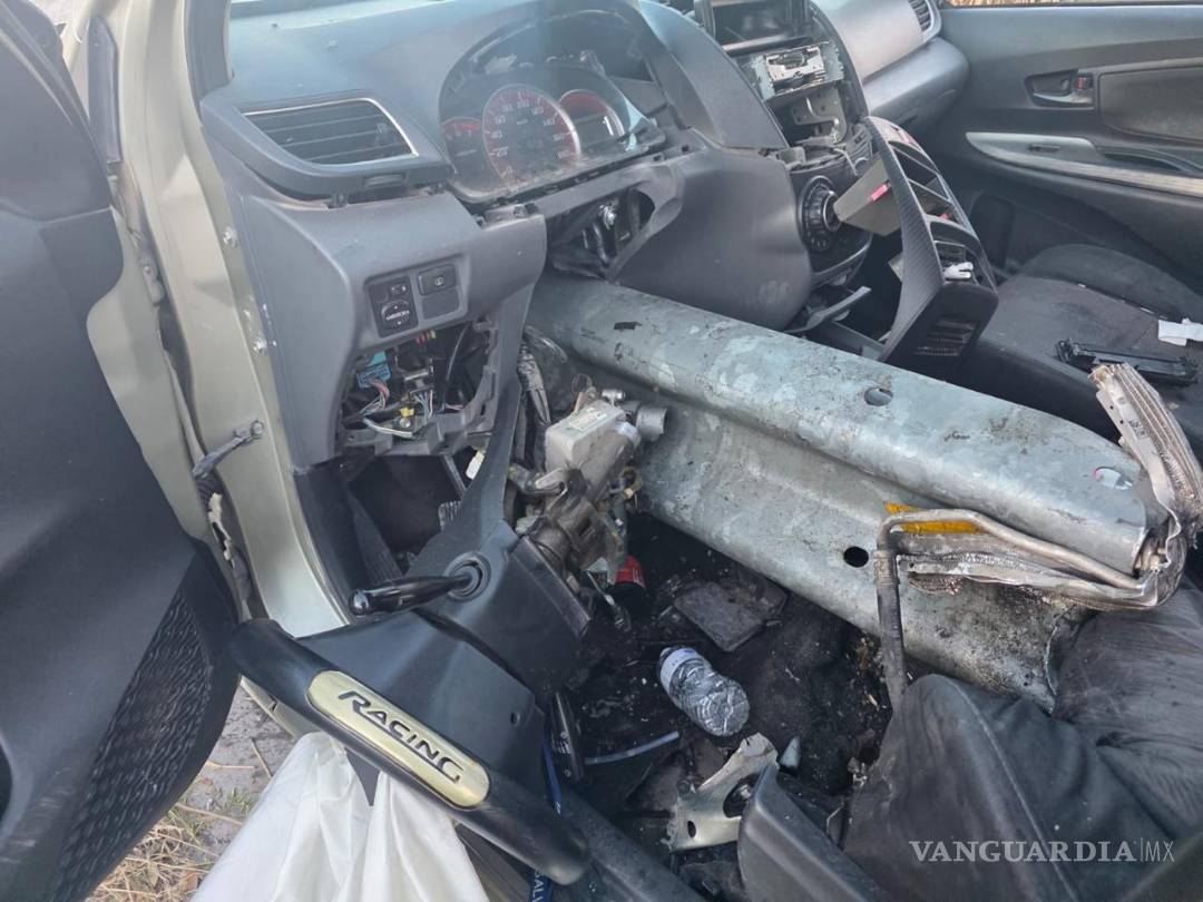 $!La estructura atravesó el vehículo y llegó hasta el asiento del conductor.