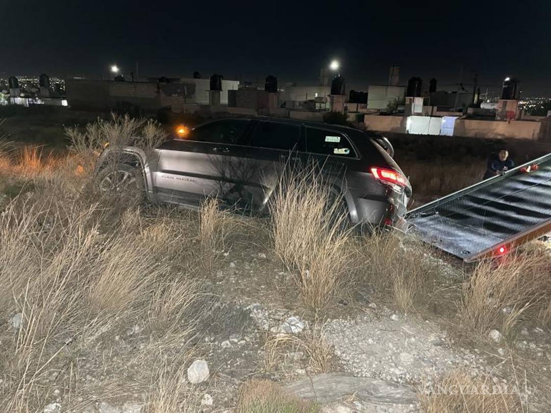 $!El vehículo derribó un cerco de alambre y quedó dañado en un área empedrada.