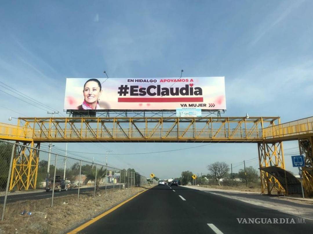 $!ACTOPACon el hashtag #EsClaudia, un espectacular de Claudia Sheinbaum, jefa de Gobierno, se encuentra en uno de los puentes de la carretera Actopan-Ixmiquilpan.