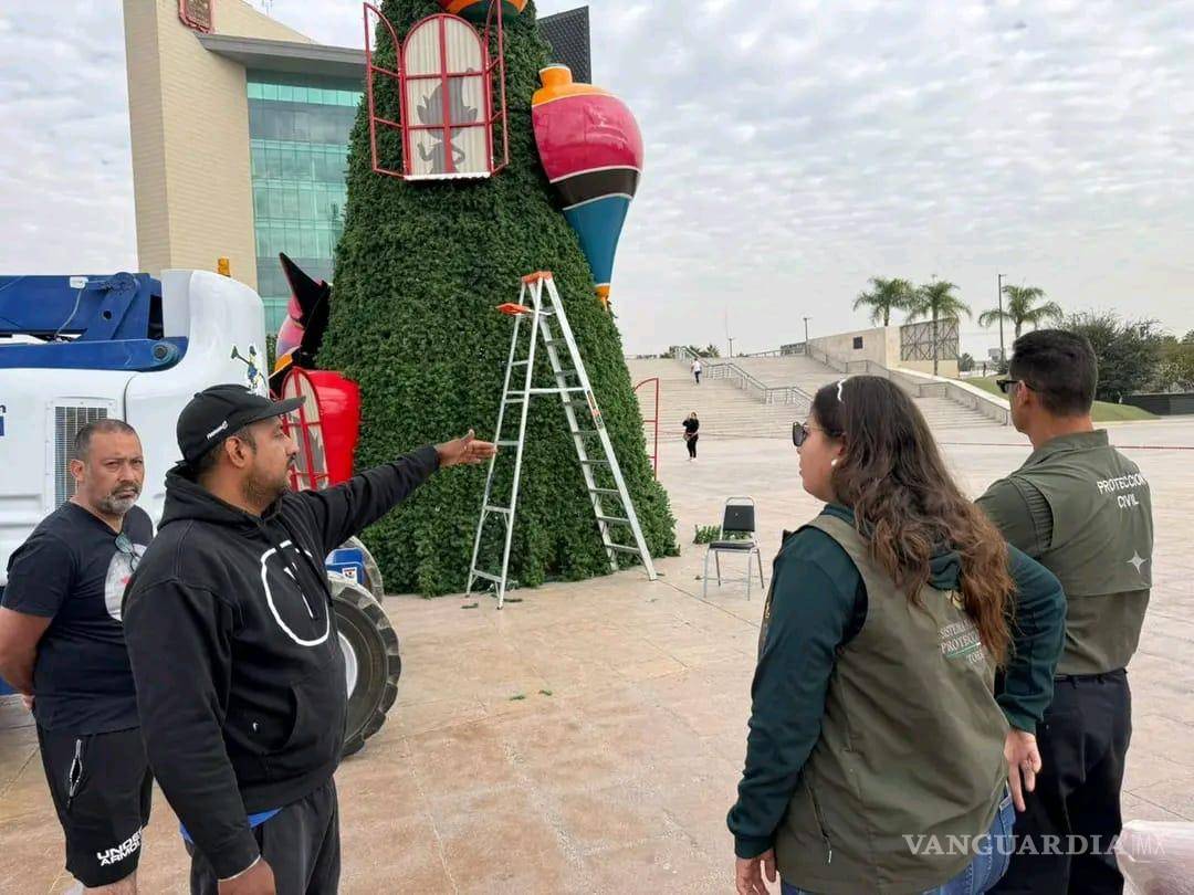 $!Elementos de Bomberos revisan conexiones eléctricas e iluminación navideña.