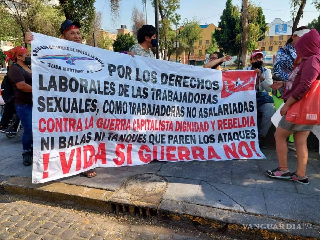 $!Trabajadoras sexuales y contingentes de apoyo marcharon desde la Merced, exigiendo que cese la persecución policiaca a su trabajo