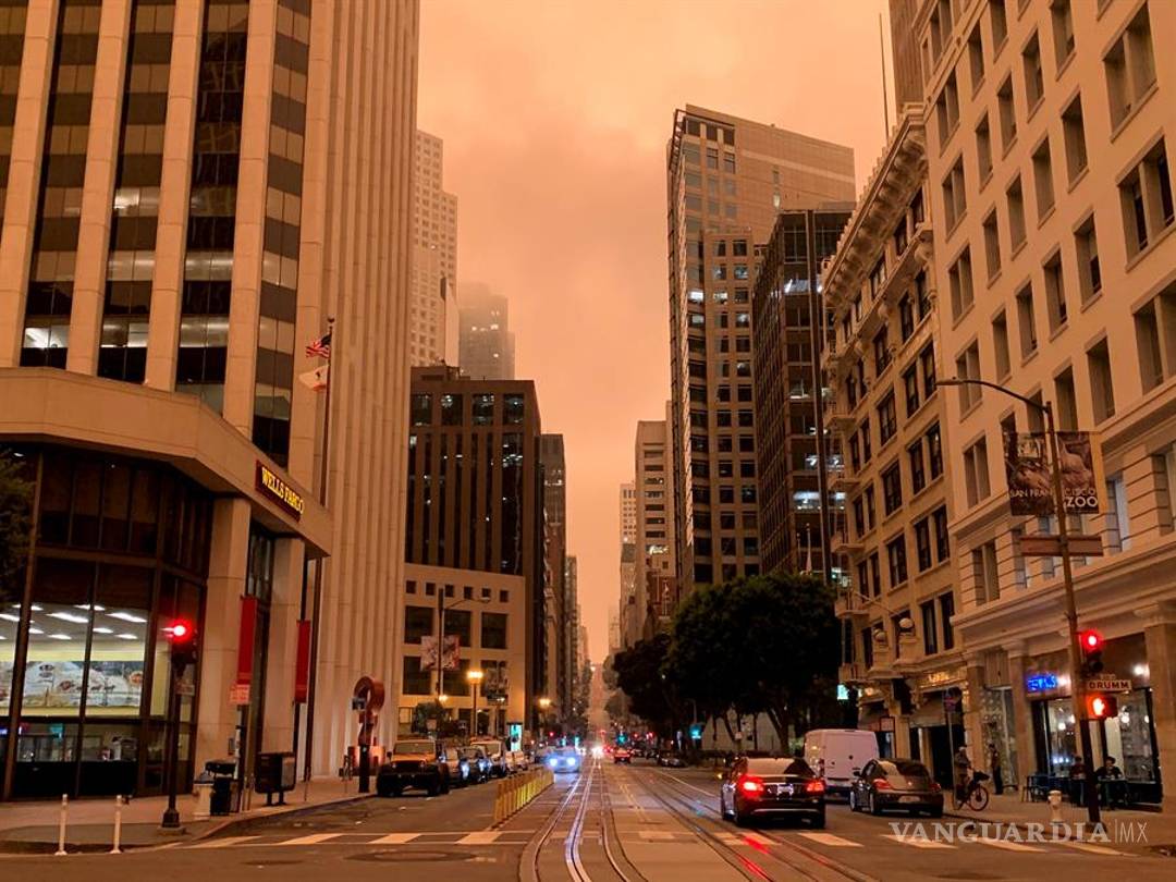 $!Incendios forestales pintan de un color naranja apocalíptico el cielo de San Francisco