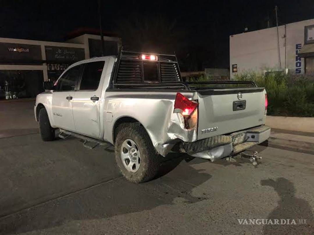 $!Jovencitas dejan inservible su camioneta tras chocar contra otra, en Saltillo