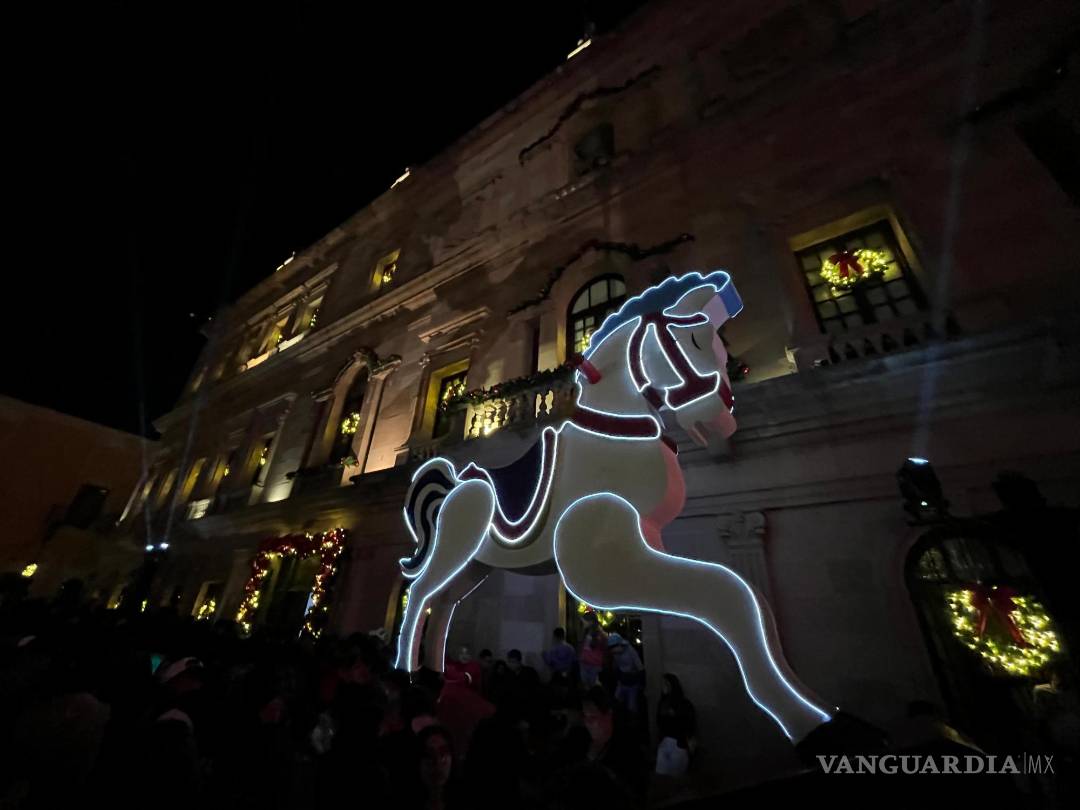 $!La principal plaza de la ciudad está decorada con motivos decembrinos.