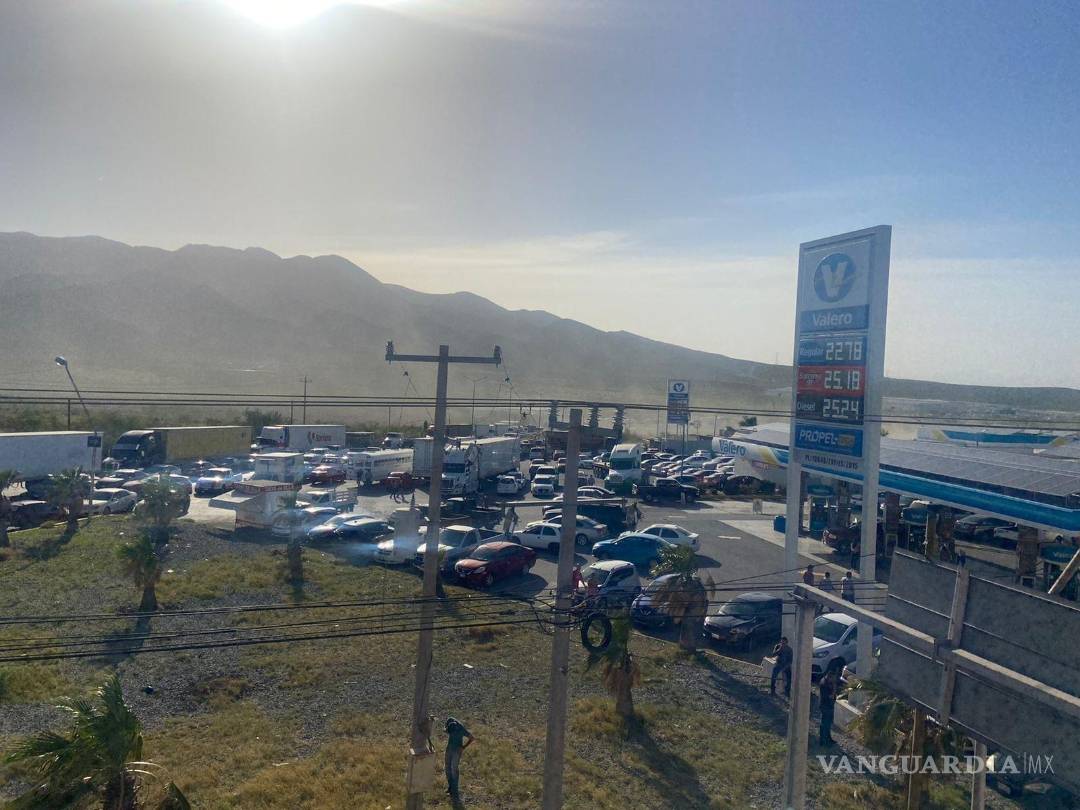 $!Trabajadores en la carretera 57.