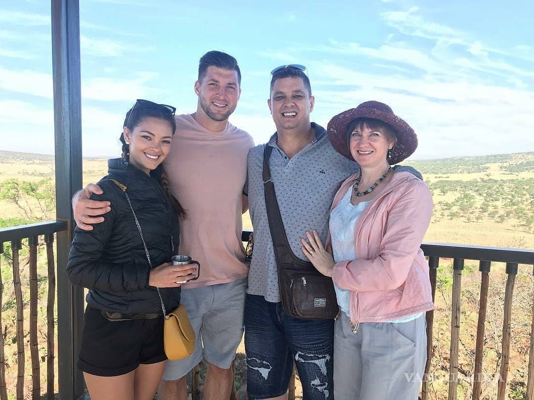 $!Tim Tebow le propone matrimonio a su novia, la exMiss Universo, Demi-Leigh Nel-Peters