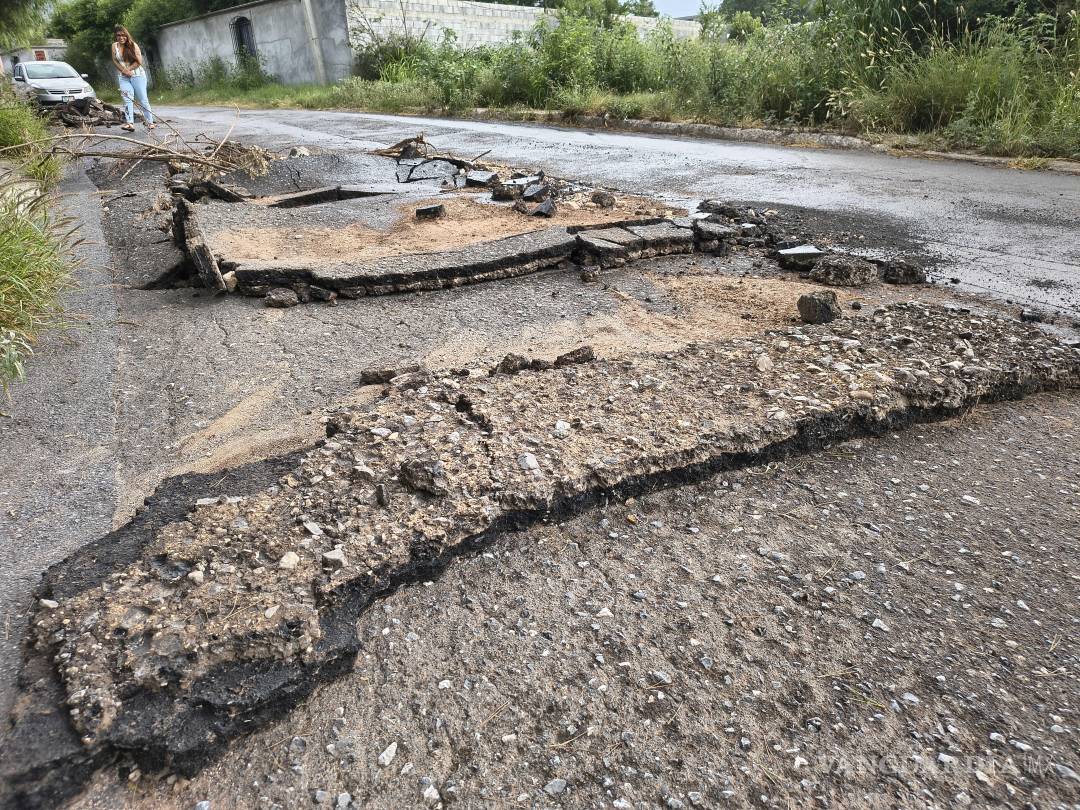 $!Saltillo: Pavimento destrozado en Paseo del Cortijo deja riesgos para automovilistas y vecinos