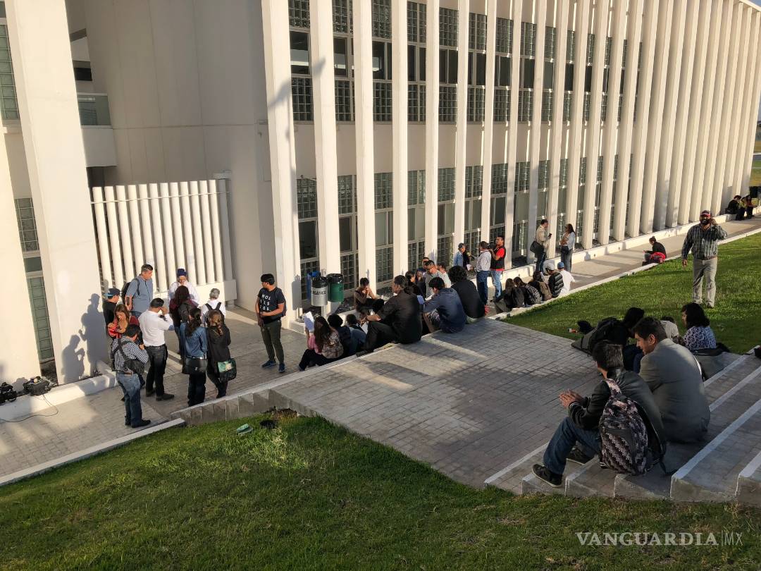 $!Alumnos toman instalaciones de la Escuela de Artes Plásticas de la UAdeC y piden destitución de la directora
