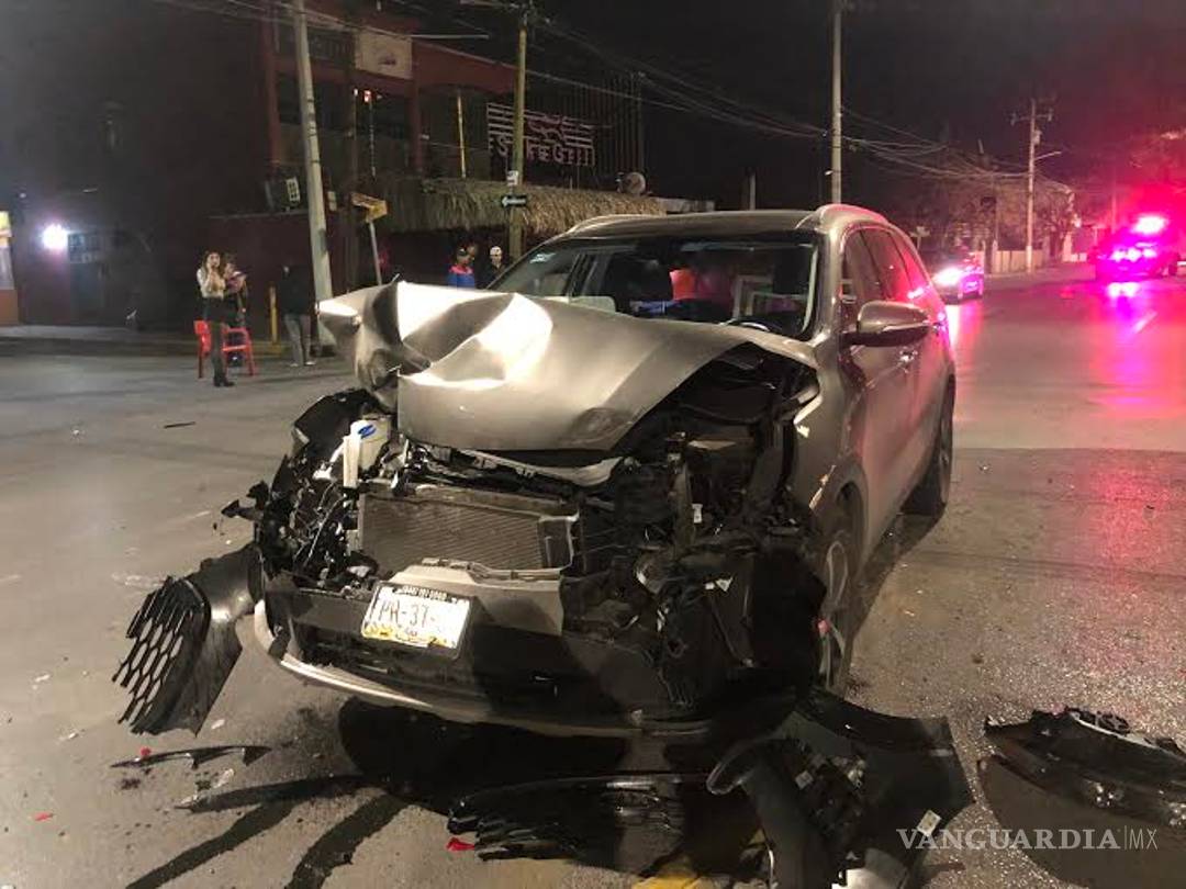 $!Jovencitas dejan inservible su camioneta tras chocar contra otra, en Saltillo