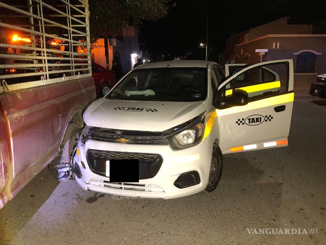 $!El vehículo de alquiler también salió proyectado contra una camioneta que se encontraba estacionada a las afueras de un domicilio.