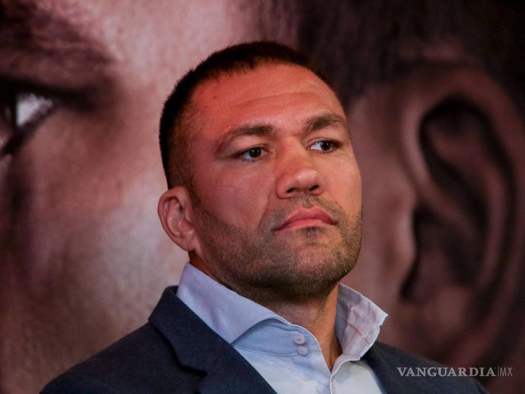 $!Boxeador que besó a periodista sin su consentimiento se queda sin licencia para pelear