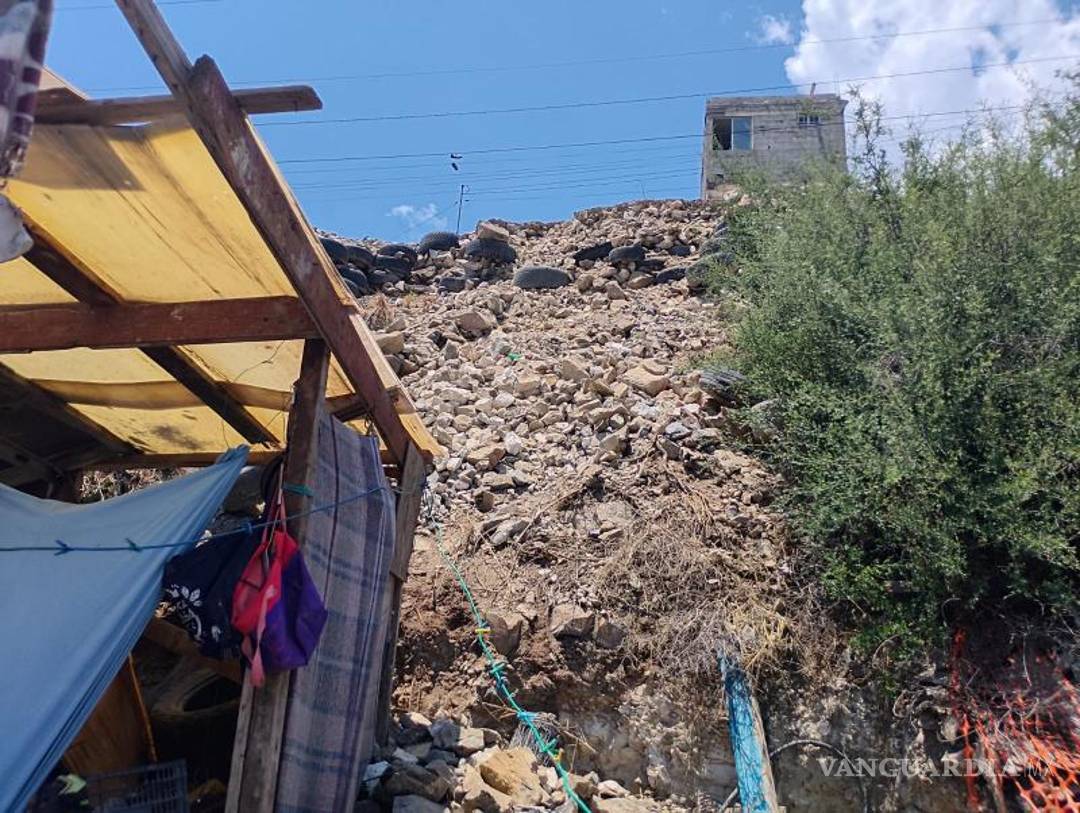 $!Vecinos afectados denunciaron que los deslaves continúan, pese a las notificaciones previas de riesgo.