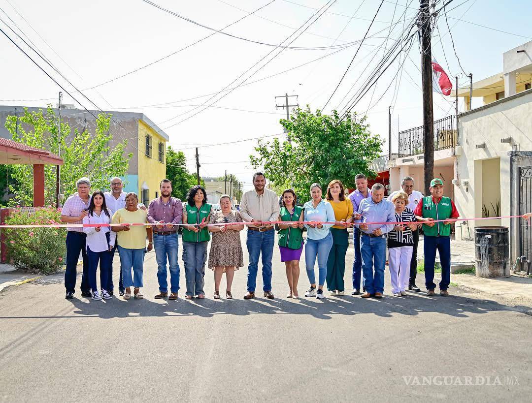$!Vecinos de varias colonias transitan por calles renovadas.