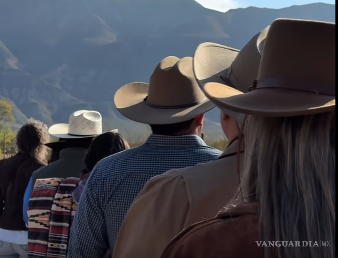 $!Habitantes y visitantes observan con asombro el retorno del mamífero terrestre más grande del continente.