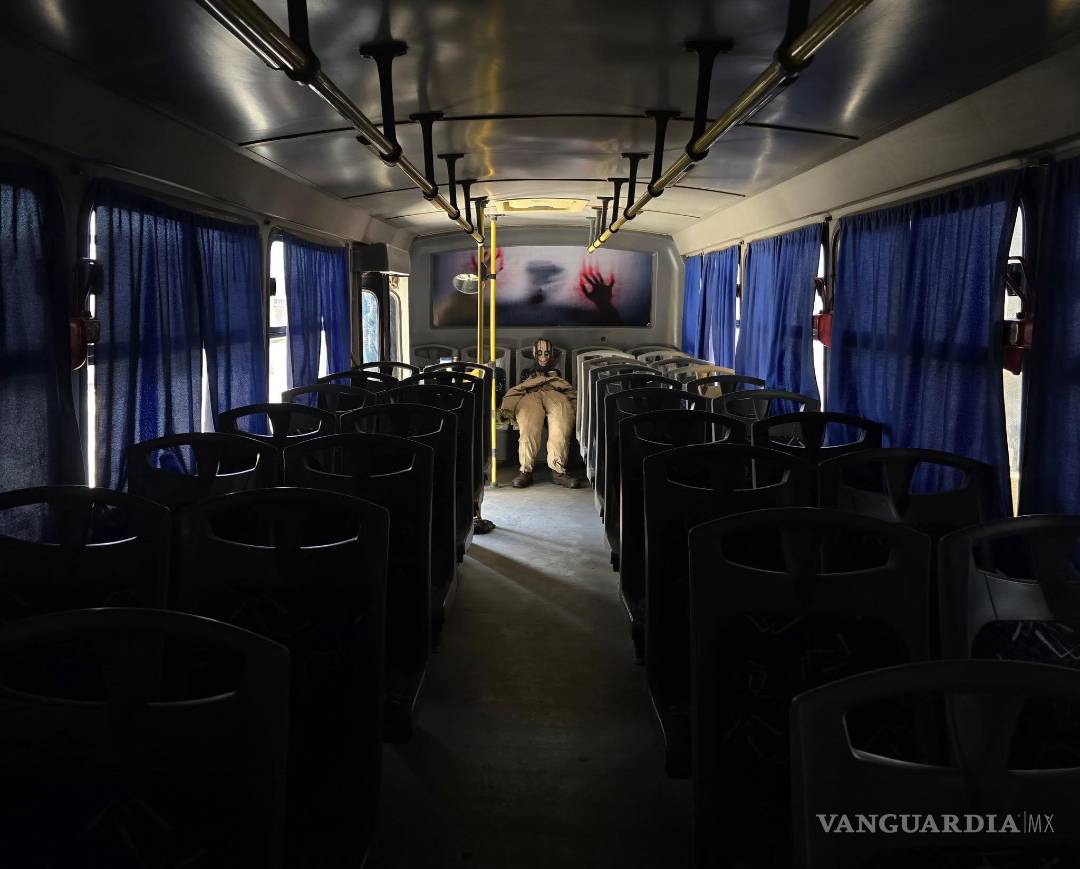 $!Los sonidos espeluznantes dentro del autobús provocan risas y gritos entre los pasajeros.
